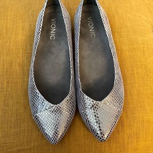 Vionic size 7 flats. I’m taking it to Goodwill on 10/22/23.